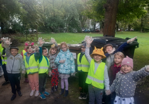 Dzieci podczas akcji "Sprzątania świata"